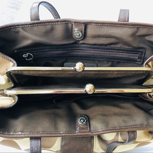 Coach Signature Handbag 👜 - Picture 3 of 4